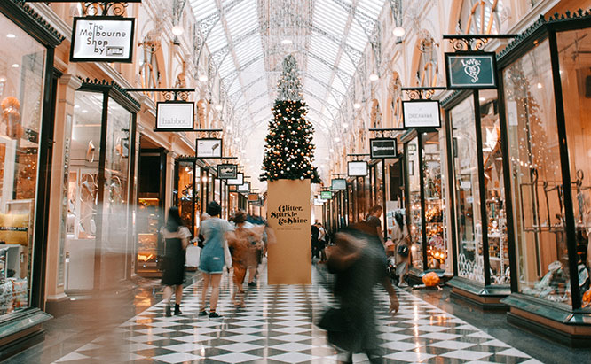 Image of shopping center decorated with holiday lights and a Christmas tree.